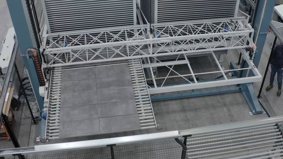 sistemi industriali automatizzati per lo stoccaggio e la movimentazione di prodotti ceramici, piastrelle e lastre ceramiche